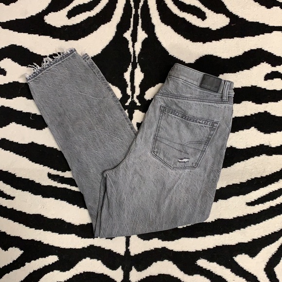 American Eagle Gray Ripped Knee Mom Jean Size 6 Short - Picture 4 of 14